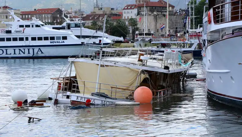 Hırvatistan'da Fırtına ve Yağmur Feribota Feci Çarpıyor, Gemi Battı!