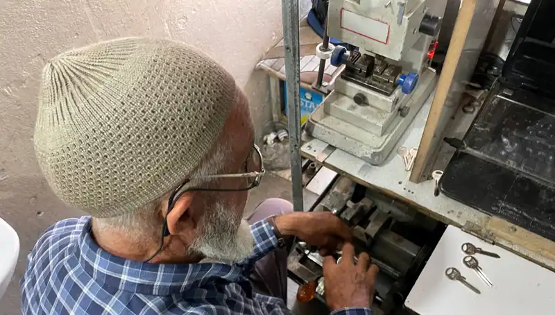 28 Yılda 4 Metrekarelik Dükkanında Yüzlerce Hikaye Yazdı