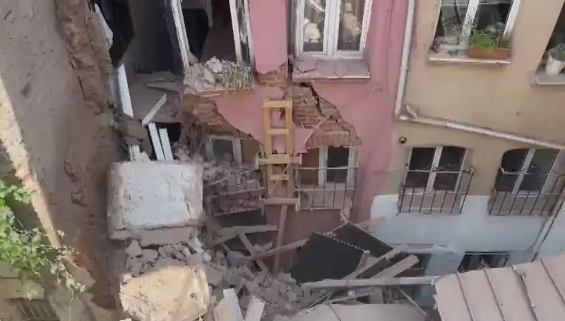 İstanbul'da Üç Katlı Binanın Balkon Çökmesi: Gözler Güvenlik Önlemlerine Çevrildi!
