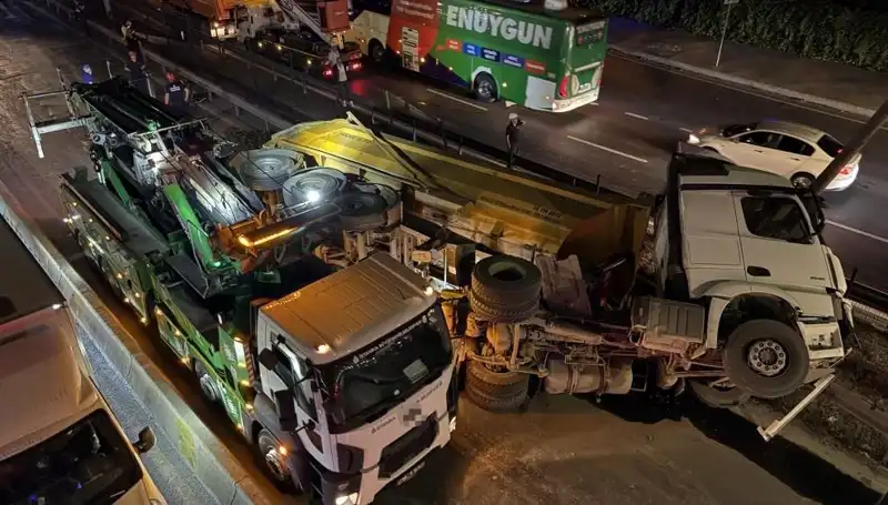 Molozla Dolu Hafriyat Kamyonu Devrildi: İkisi Yaralı, Bölge Kapanmak Zorunda Kaldı