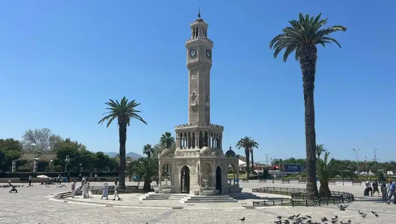 İzmir'in Sıcakları: Termometreler 42 Dereceyi Gösterdi, Meydanlar Boş Kaldı