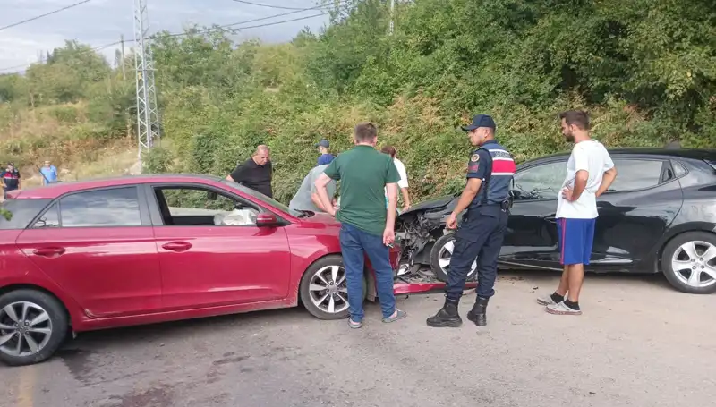 Karamürsel'de Olaylı Trafik Kazası: 4 Yaralı ve Acil Müdahale