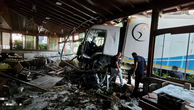 Freni Boşalan Kamyon, Restorana Giriş Yaptı: Şans Eseri Yaralı Yok!
