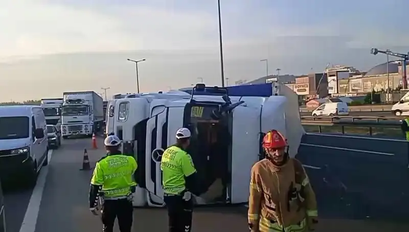Pendik TEM Otoyolu'nda Devrilen TIR İstanbul Trafiğini Felç Etti